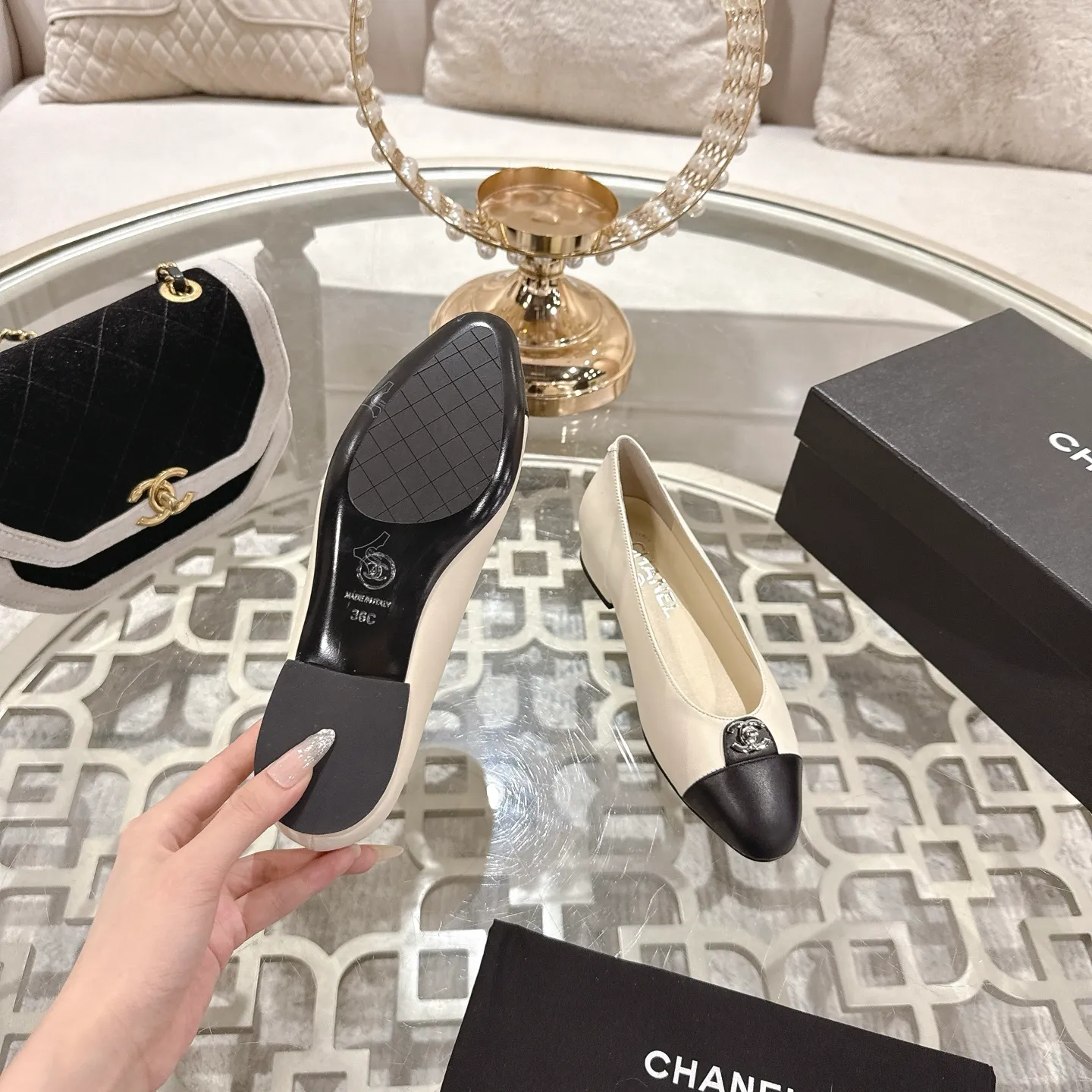 👟👟Ex-factory price 560👟👟Chanel 2025SS Spring and Summer New Double C Button Mary Jane🆕 Xiaoxiang𝐂Jia's beautiful Mary Jane shoes are so sweet that they are so beautiful that they are so beautiful. The round square toe design is cute and cute ~ metal/button logo. The appearance is super online. When you wear it, you will feel like a wealthy daughter. I thought it looks good. Only when I put it on my feet do I know how easy it is to wear ~ Upper: Customized lambskin Lining: Sheepskin Outsole: Genuine leather outsole imported from Italy Size: 35-42 (40.41.42 customization is non-refundable) Packaging: The latest gift box packaging at the counter